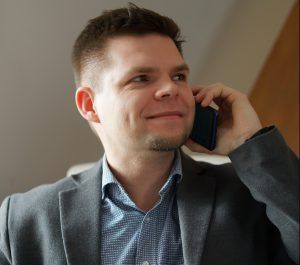 Przedsiębiorca analizujący dokumenty ubezpieczeniowe firmy